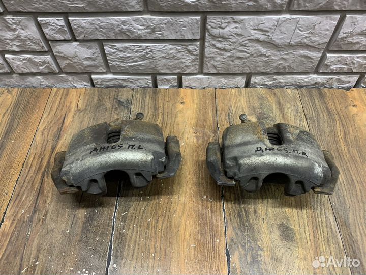 Volkswagen Jetta 6 Суппорт тормозной передний