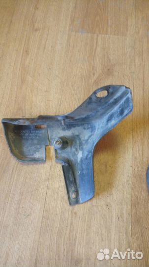 Брызговик Субару Трибека правый