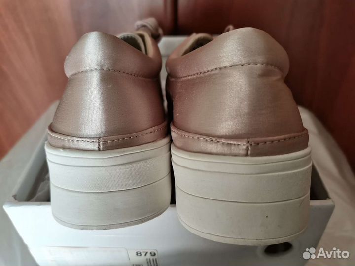 Кроссовки женские