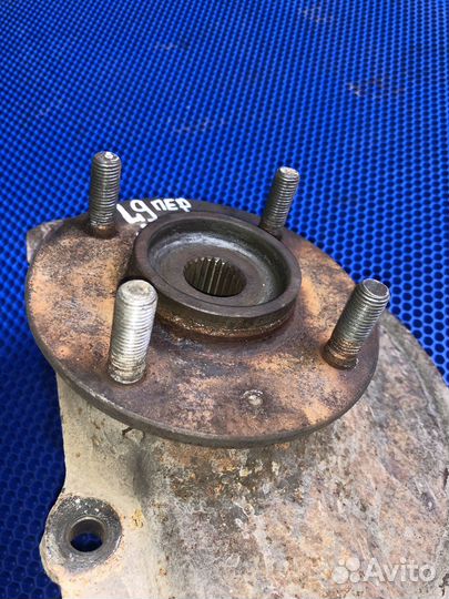 Передний левый поворотный кулак lancer 9