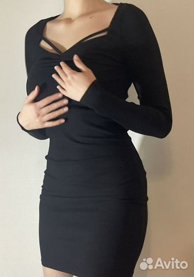 Черное облегающее платье