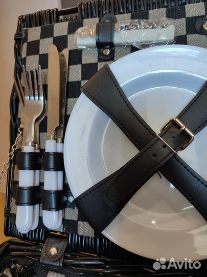 Набор для пикника в плетеном чемодане