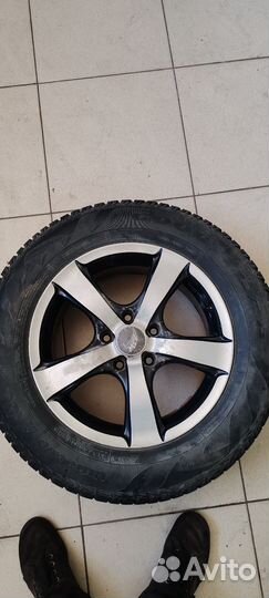 Goodyear UltraGrip Ice+ 215/65 R16 98T