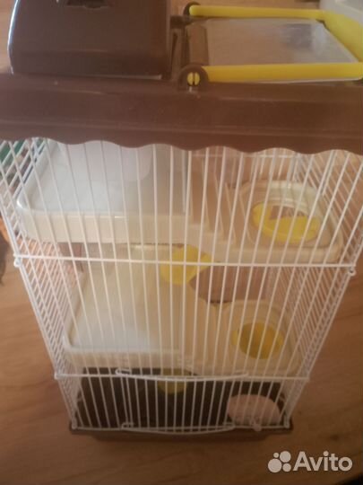 Клетка для хомяка с приятными плюшками сбоку