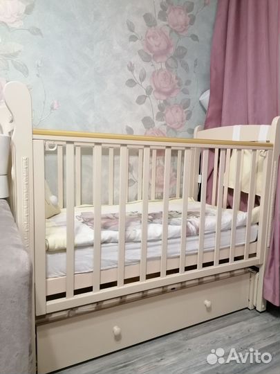 Детская кроватка с маятником