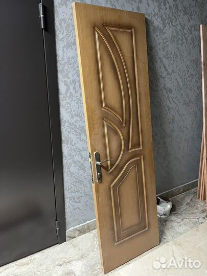 Дверь деревянная 600 с коробкой и замком бу