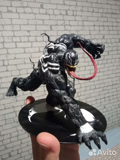 Статуэтки Майлс Моралес и Веном. Не оригинал
