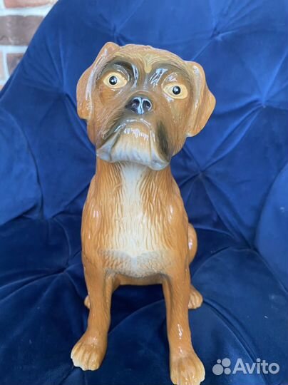 Фарфоровая статуэтка собака