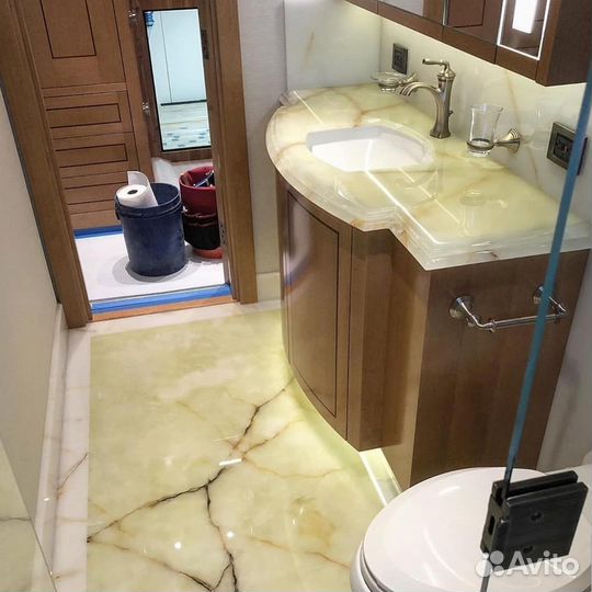 Стол. Столешница из оникса. Декор на стену. Панно