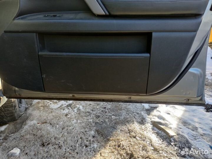Обшивка боковой двери правая Infiniti Fx45