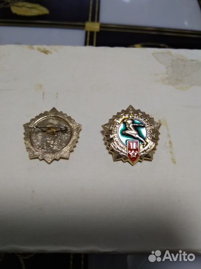 Продам значки