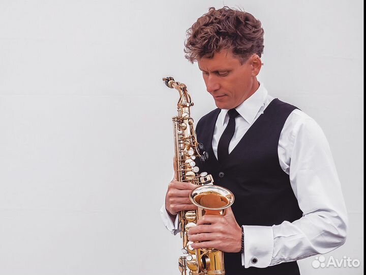 Саксофонист на праздник