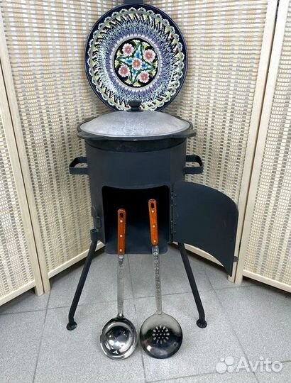 Казан чугунный и печь с трубой