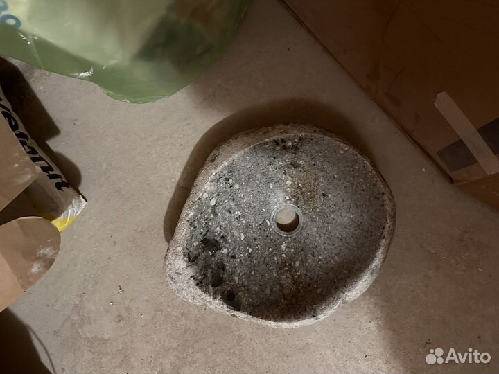 Каменная раковина для ванной