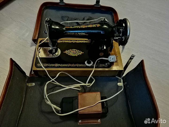 Швейная машинка с ножным управлением в отличном со