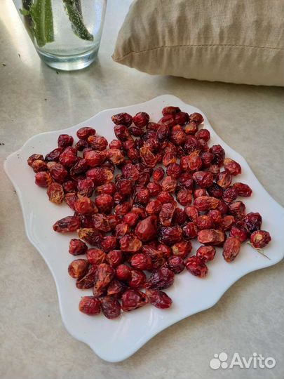 Листья земляники с ягодами, душица для чая