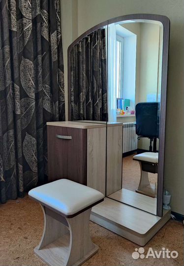 Туалетный столик с зеркалом и пуфиком