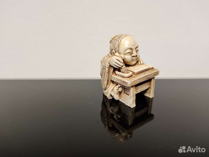 Нэцке мальчик рисующий Амэ-но-Удзумэ