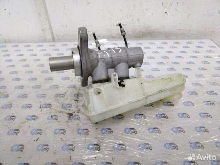 Главный тормозной цилиндр и бачок Mitsubishi Colt