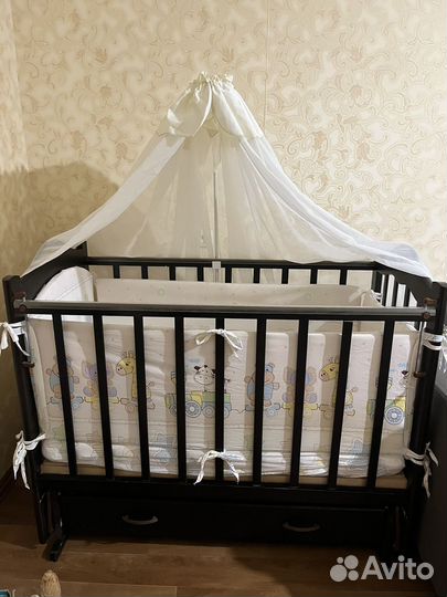 Кровать детская с маятником