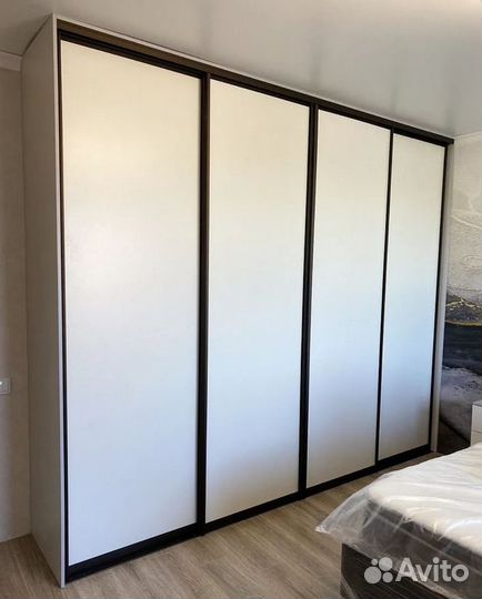 Красивый распашной шкаф