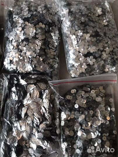 Люневильская вышивка, пайетки