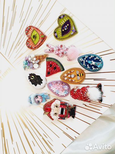 Брошь ручной работы из бисера зайчик