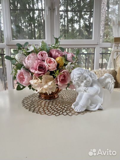 Пасхальная композиция цветов с ангелом