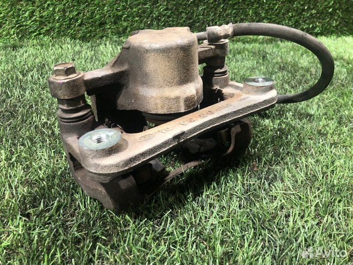 Суппорт задний левый Kia Carnival VQ D4HB 2011