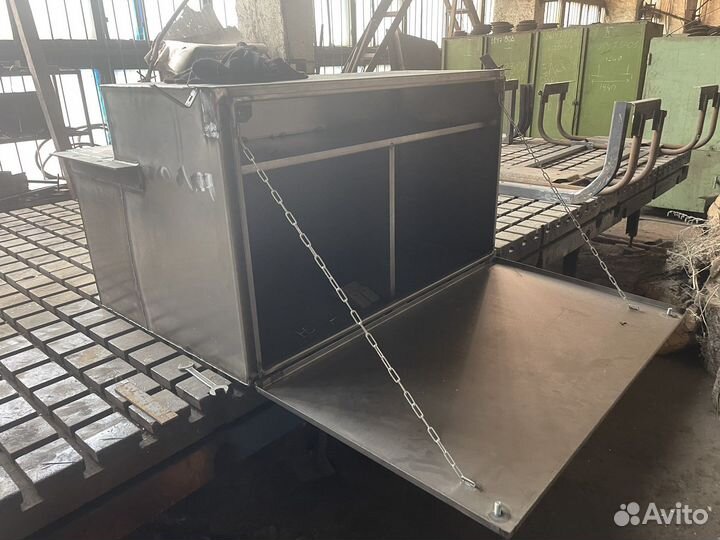 Инструментальный ящик на полуприцеп