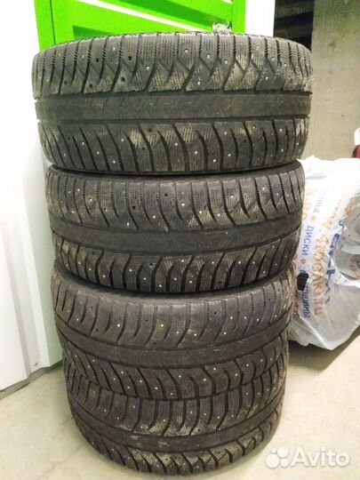 Bridgestone Ice Cruiser 7000 235/45 R17 94T