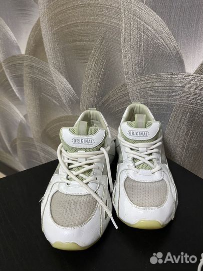 Кроссовки женские