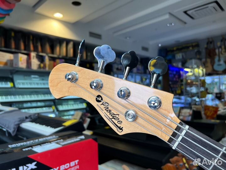 Бас гитара леворукая