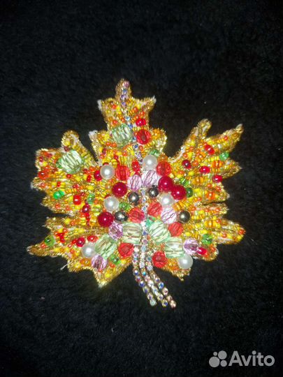 Брошь ручной работы из бисера и бусин