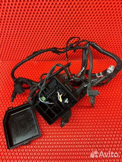 Блок предохранителей под капот Toyota Noah ZWR80G