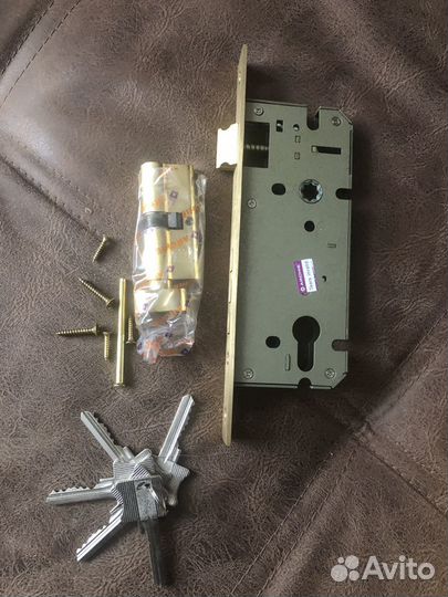 Врезной замок Archie (Испания) вместе с защелкой