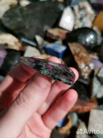 Рубин в Фуксите, кабошон