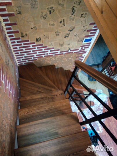 Деревянная лестница в дом