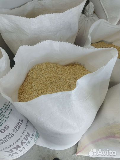 Сухие опилки в мешках