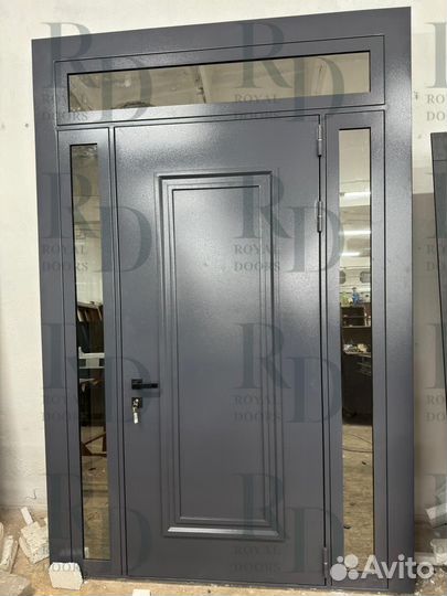 Уличная дверь для загородного дома