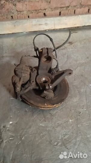 Кулак передний правый Citroen Xsara Picasso 2003