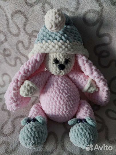 Плюшевый заяц вязаный