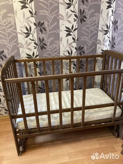 Детская кроватка с маятником
