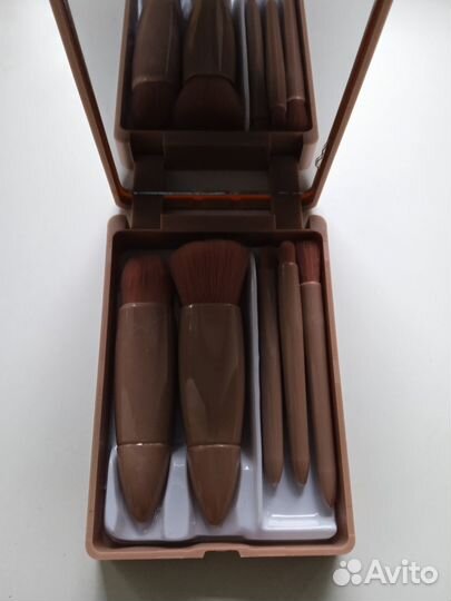 Кисти для макияжа в футляре с зеркалом