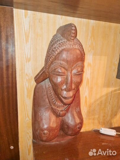 Фигура африканской женщины из красного дерева