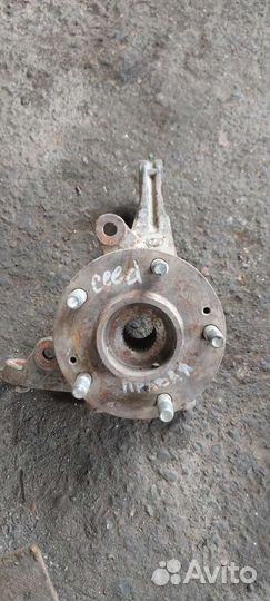 Поворотный кулак передний правый Киа Сид