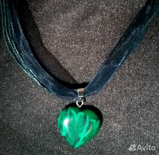 Кулон малахитовой сердце на шелковой ленте