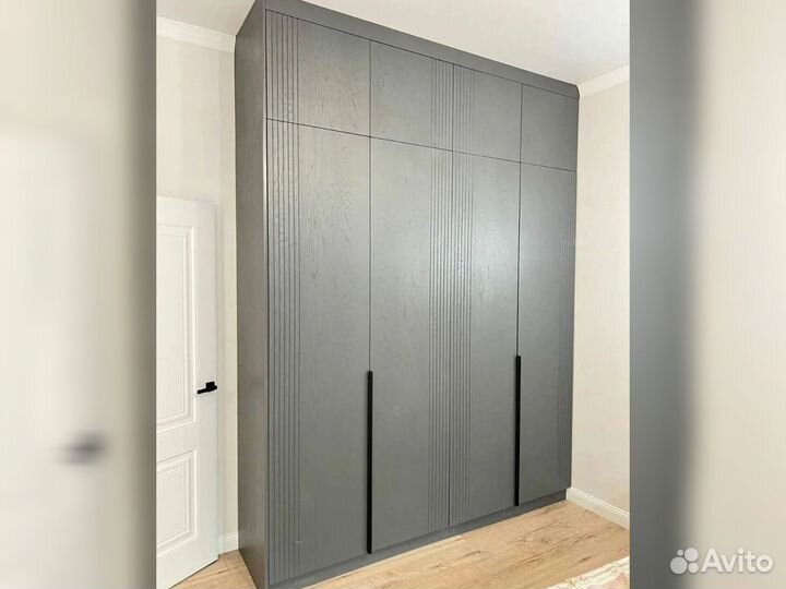 Шкаф распашной с полками