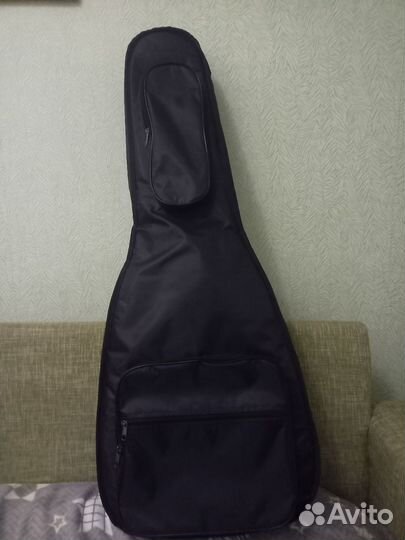 Акустическая гитара с чехлом и аксессуарами