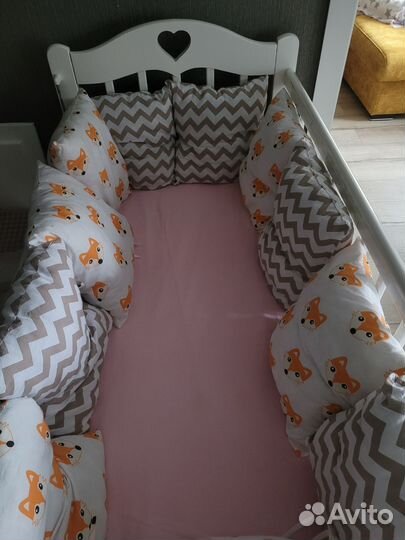 Детская кроватка с маятником